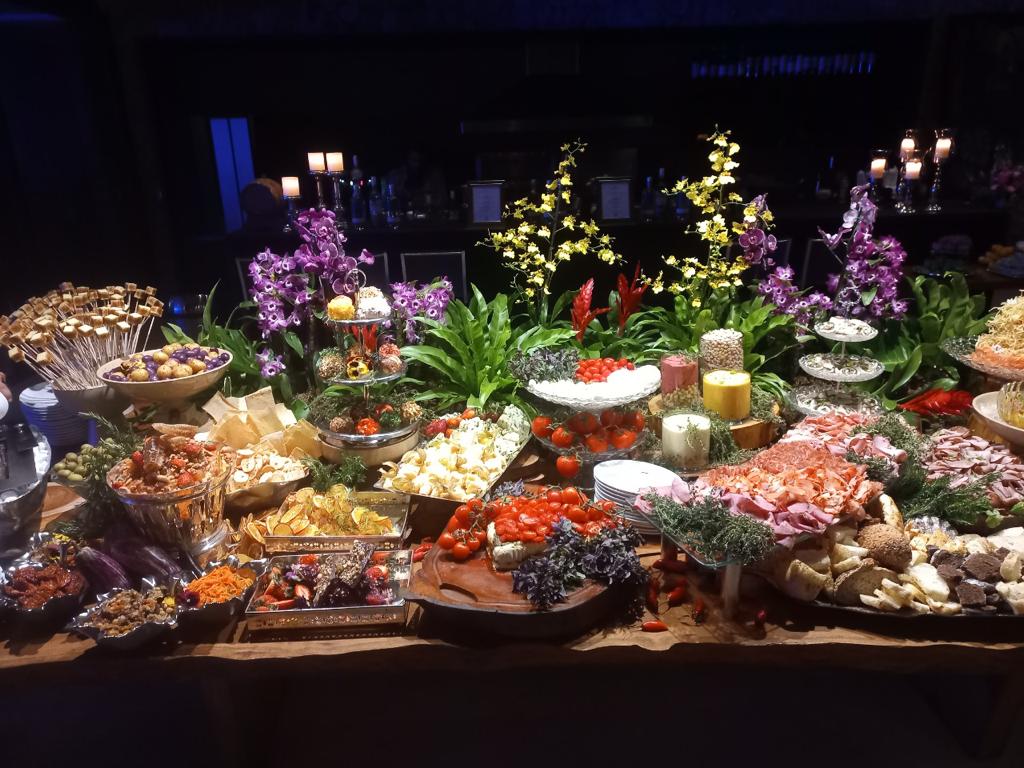 Foto mostra mesa com buffet de casamento