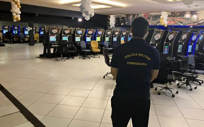 Caça-níquel: dezenas de máquinas foram encontradas no amplo salão na Piedade
