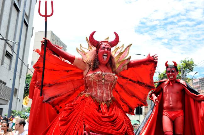 Lygia Veiga, da Cia de Mysterios e Novidades, com fantasia de diaba, em desfile dos Escravos da Mauá.
