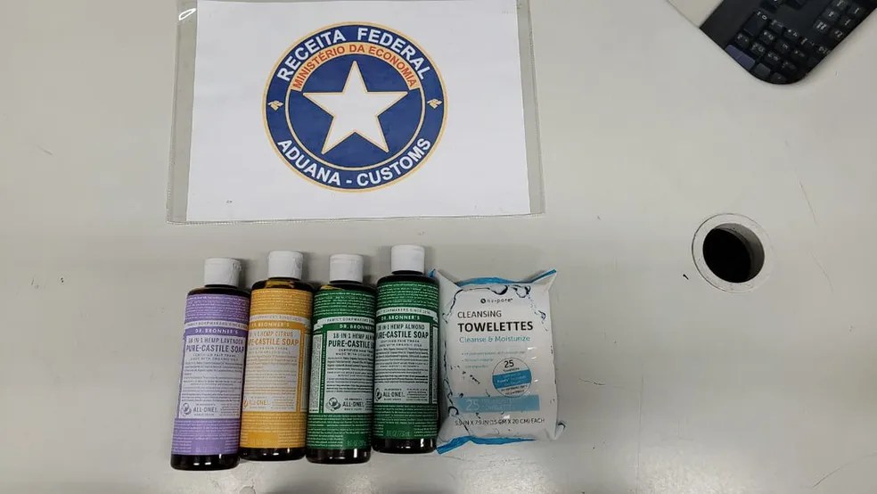 Maconha líquida estava escondida em frascos de cosméticos, segundo a Polícia Federal