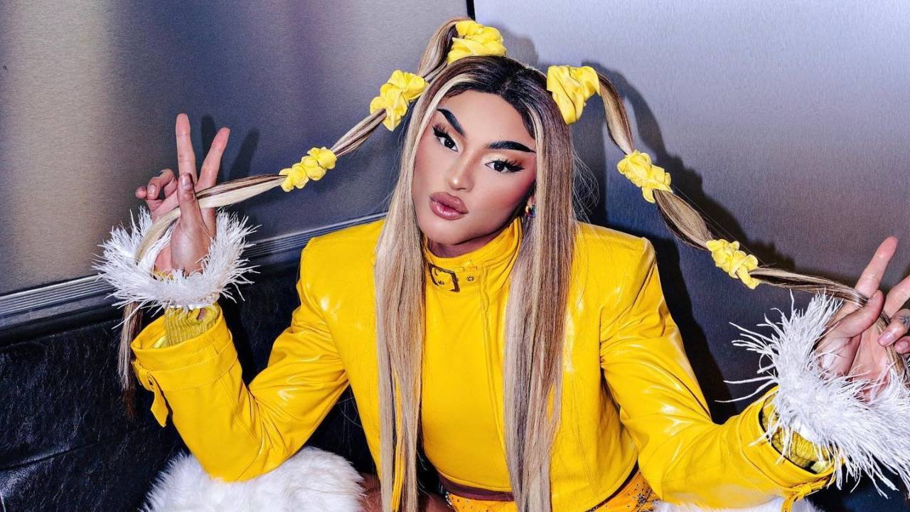 A cantora drag queen Pabllo vittar de jaqueta amarela, peruca louca e marias-chiquinhas.