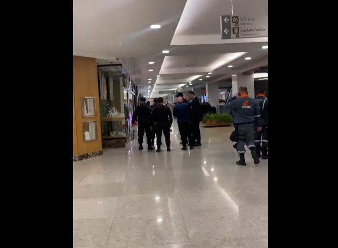 Foto mostra seguranças no shopping tijuca