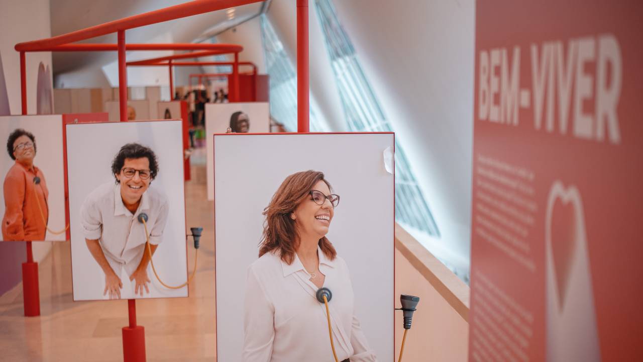 Cartazes com imagens de pessoas vestidas de médico.