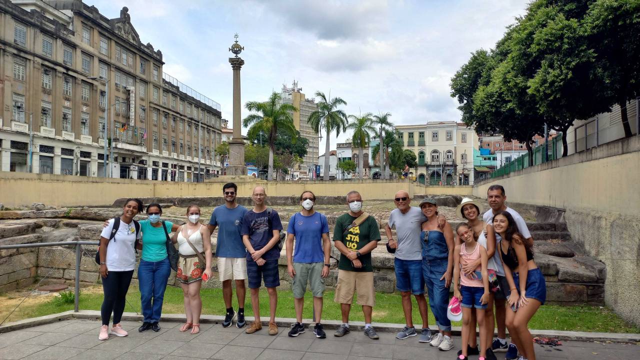 A historiadora e guia de turismo Luana Ferreira reunida com grupo do RIO ANTIGO A PÉ pela Pequena África em frente ao Cais do Valongo, na Gamboa -