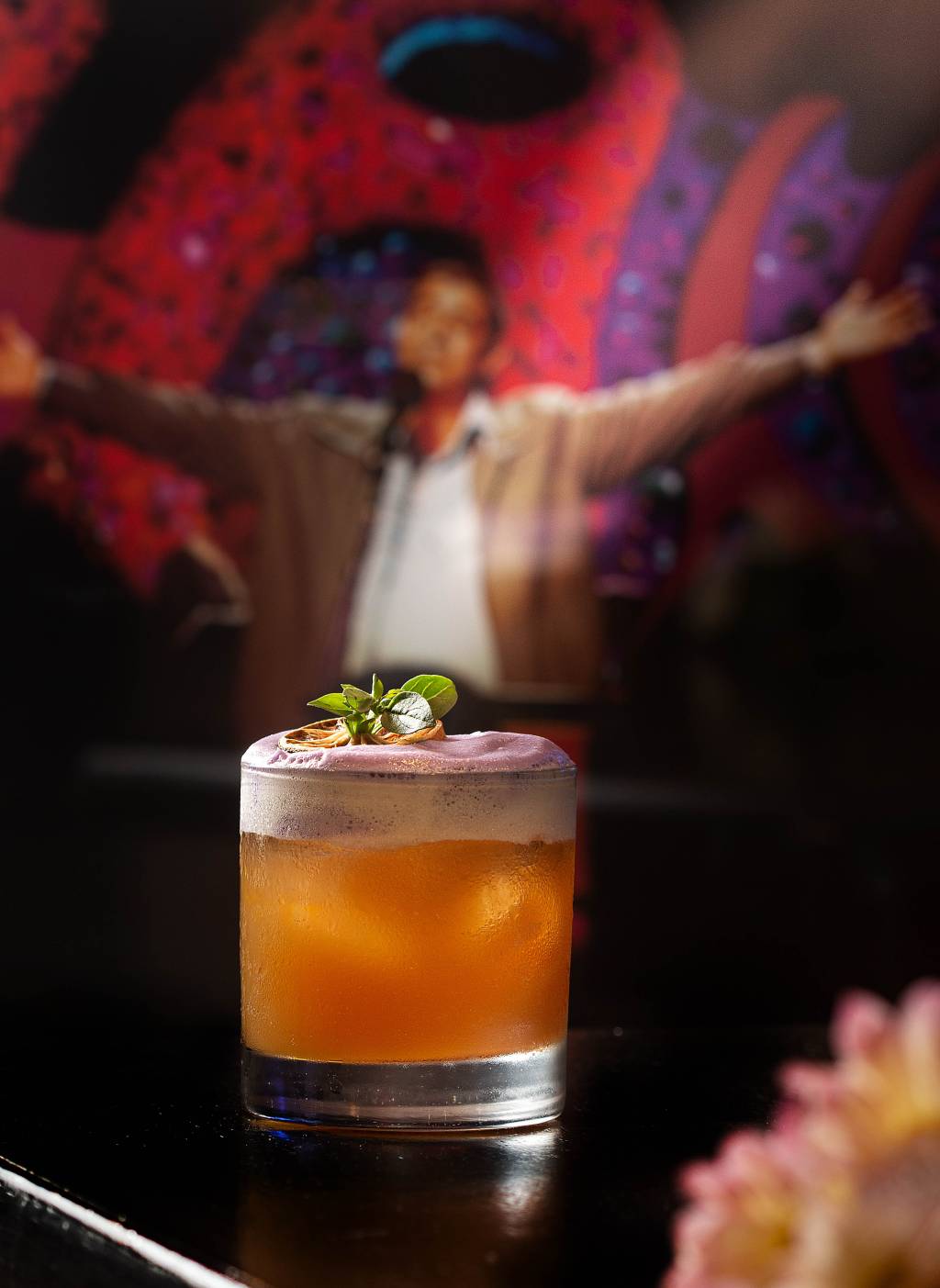 Setor 1 Bons drinques: abacaxi e espuma de açaí com cachaça de jambu no copo