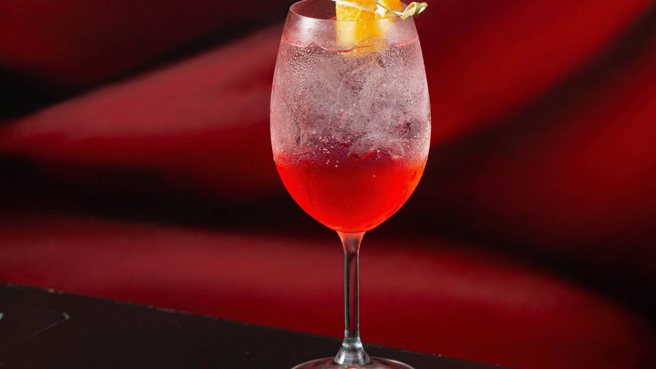 Bar do Zeca: licor de cereja e vodca estão no drinque com o sambista no nome