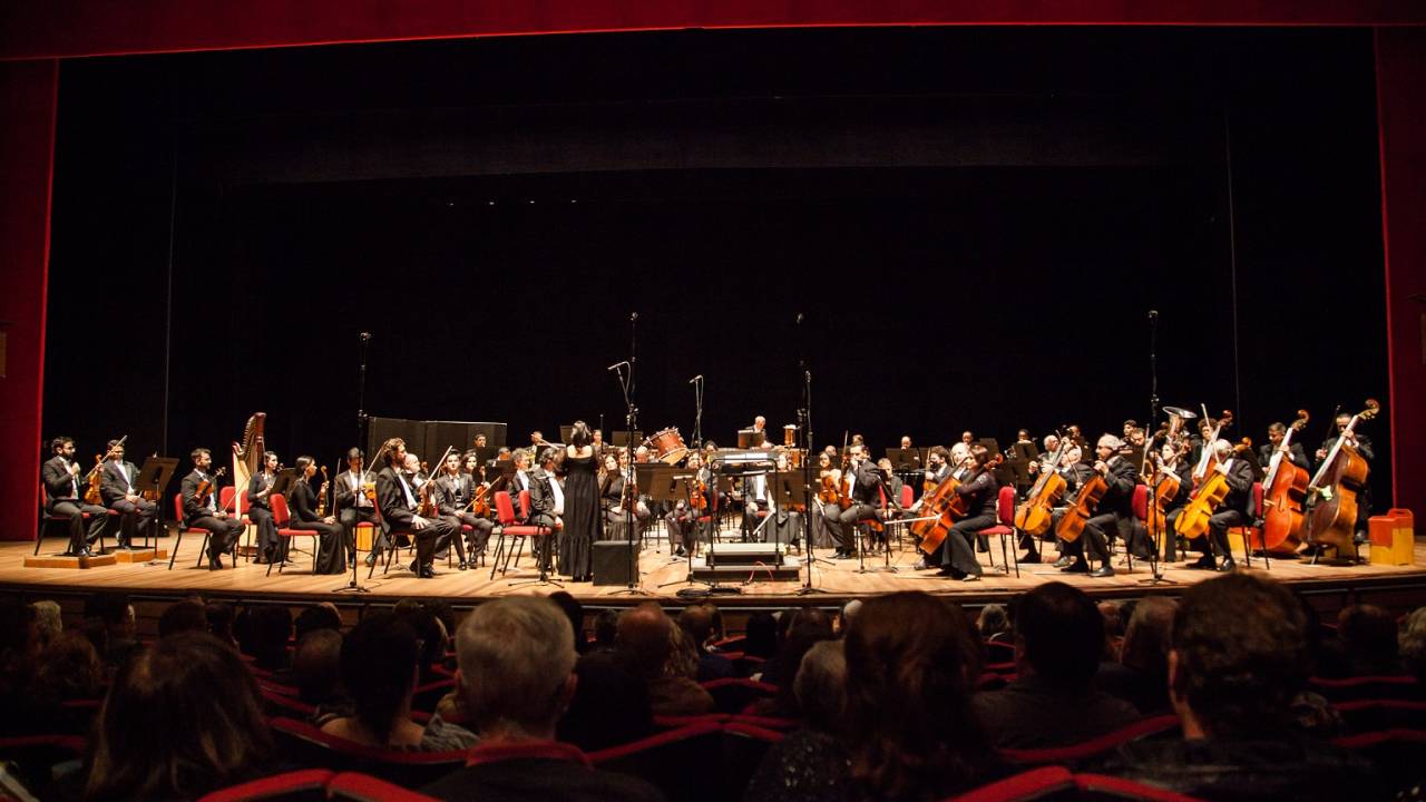 Os músicos da Orquestra Sinfônica Brasileira no palco