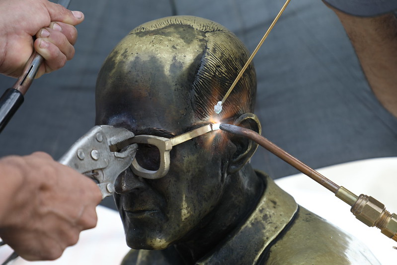 Estátua de Carlos Dummond de Andrade recebe óculos novos
