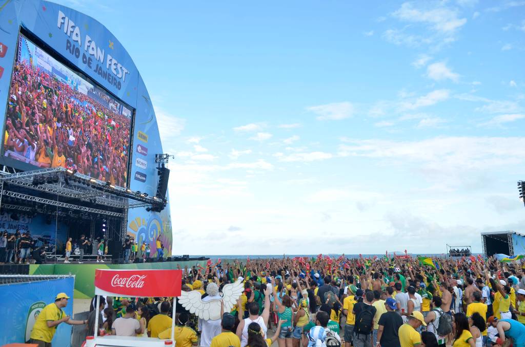 Torcedores na arena da Fifa Fan Fest - Rio de Janeiro, na praia de Copacabana, para o jogo de abertura da Copa do Mundo 2014, Brasil x Croácia