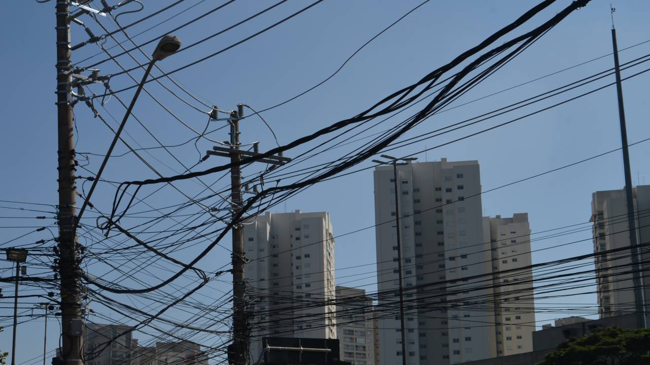 As agências Anatel e Aneel notificaram as operadoras Claro, Oi, TIM e Vivo para regularizarem suas instalações em postes de eletricidade da AES Eletropaulo Rovena Rosa/Agência Brasil