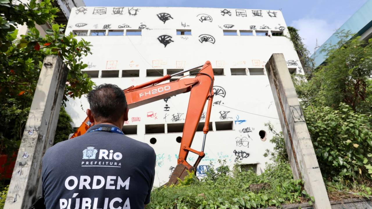 Prefeitura do Rio derruba primeiro prédio da antiga Universidade Gama Filho para a construção do Parque Piedade