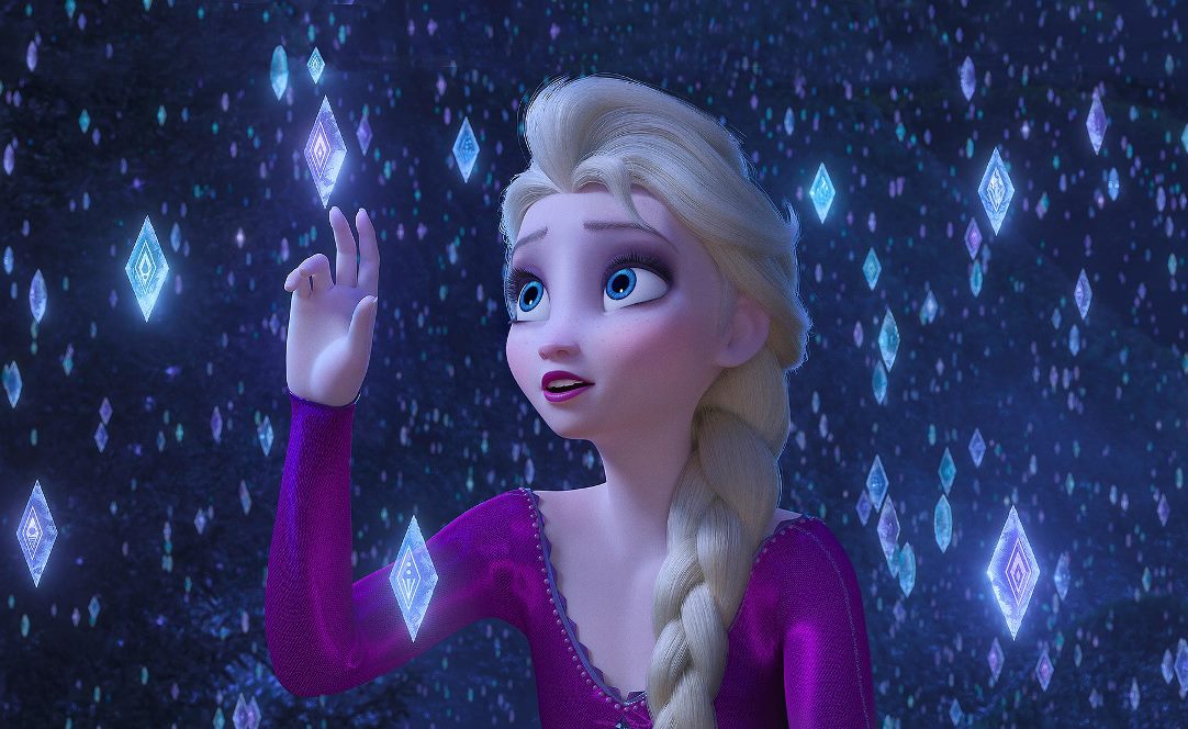 Foto mostra protagonista de Frozen, a personagem Elsa, tocando em um cristal de gelo