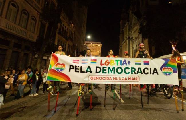 Artistas de rua carregando uma faixa pelo democracia, no centro da cidade