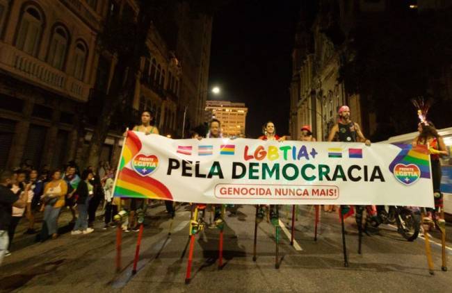 LGBTQI Democracia Artistas de rua carregando uma faixa pelo democracia, no centro da cidade