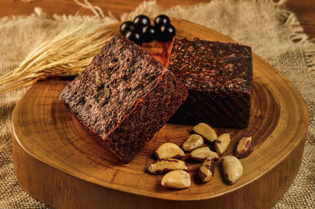Açaí sai da tigela e vira pão com guaraná e castanha-do-pará