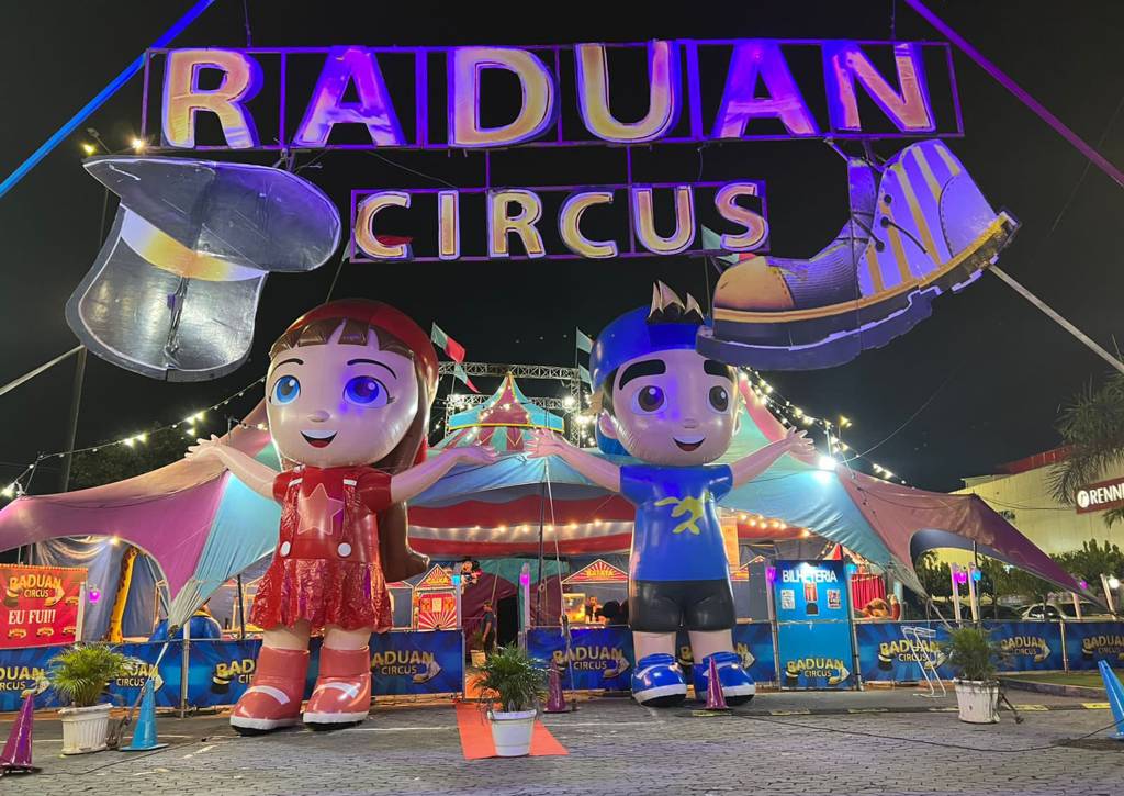 Foto mostra bonecos da Turma do Luccas Neto na lona do Raudan Circus