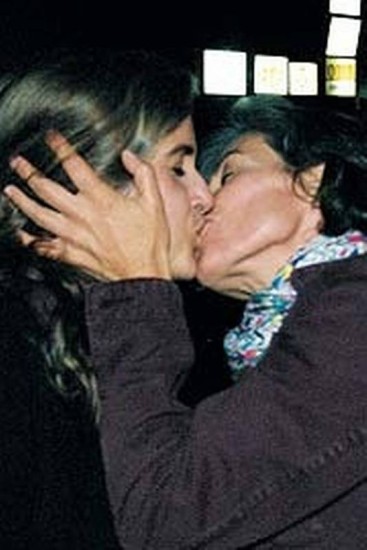 Lucia Verissimo e Cássia Kis se beijam