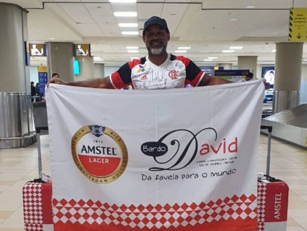 Premiado: David leva as bandeiras do bar e do Flamengo para o Equador