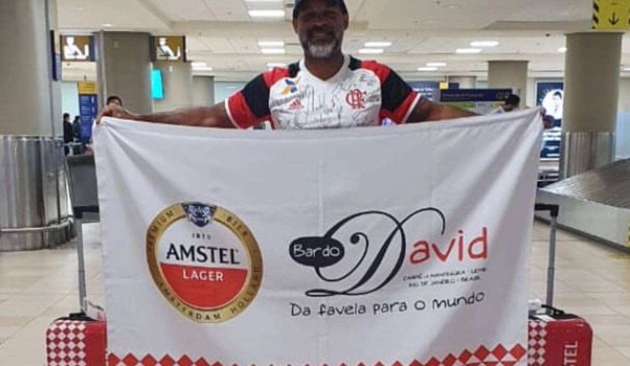 Premiado: David leva as bandeiras do bar e do Flamengo para o Equador