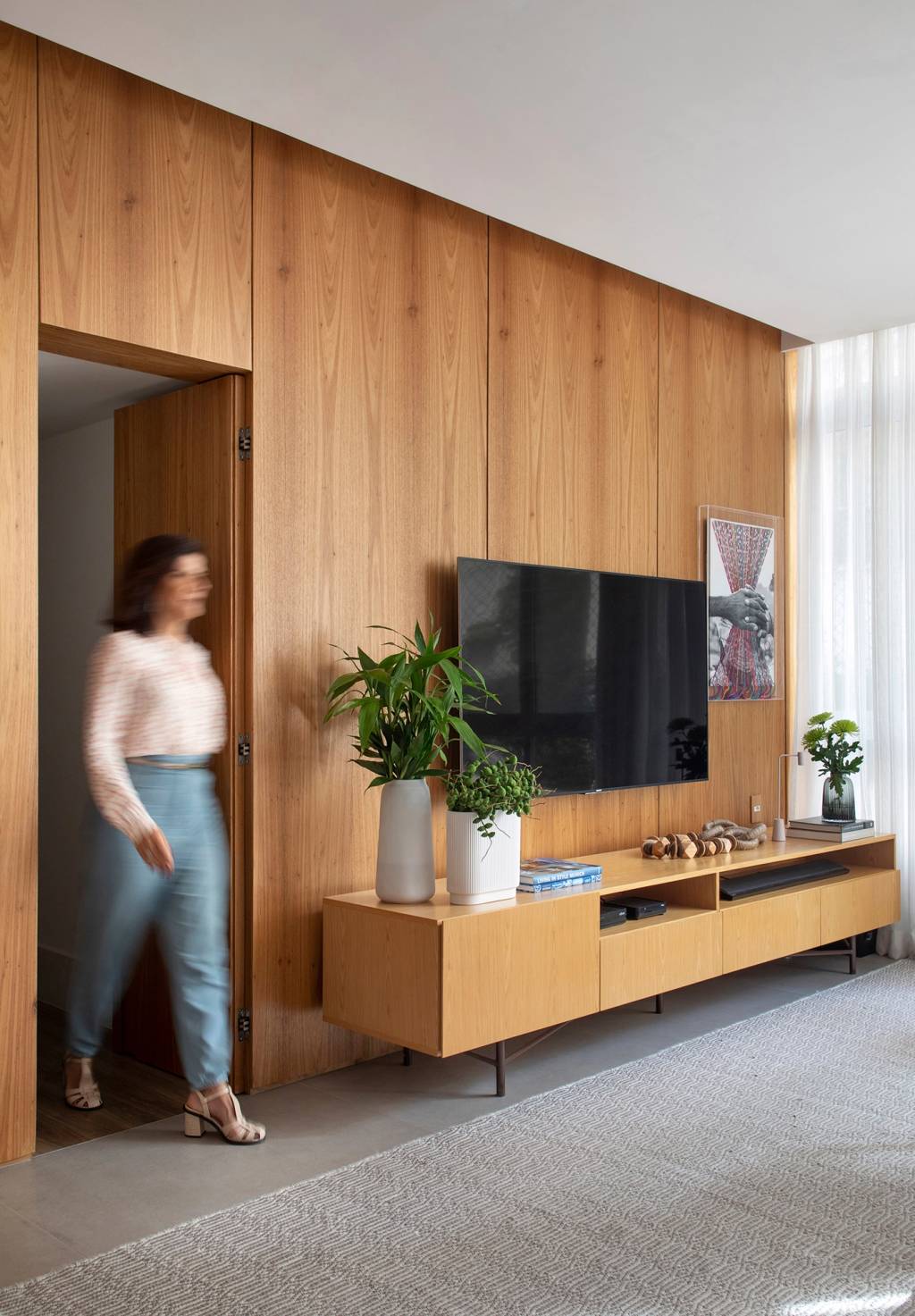estante-multifuncional-une-bar-aparador-e-mesa-neste-ape-de-160-m²-10 Estante multifuncional une bar, aparador e mesa neste apê de 160 m² Leia mais em: https://casacor.abril.com.br/decoracao/estante-multifuncional-bar-aparador-mesa-ape-160-m2/
