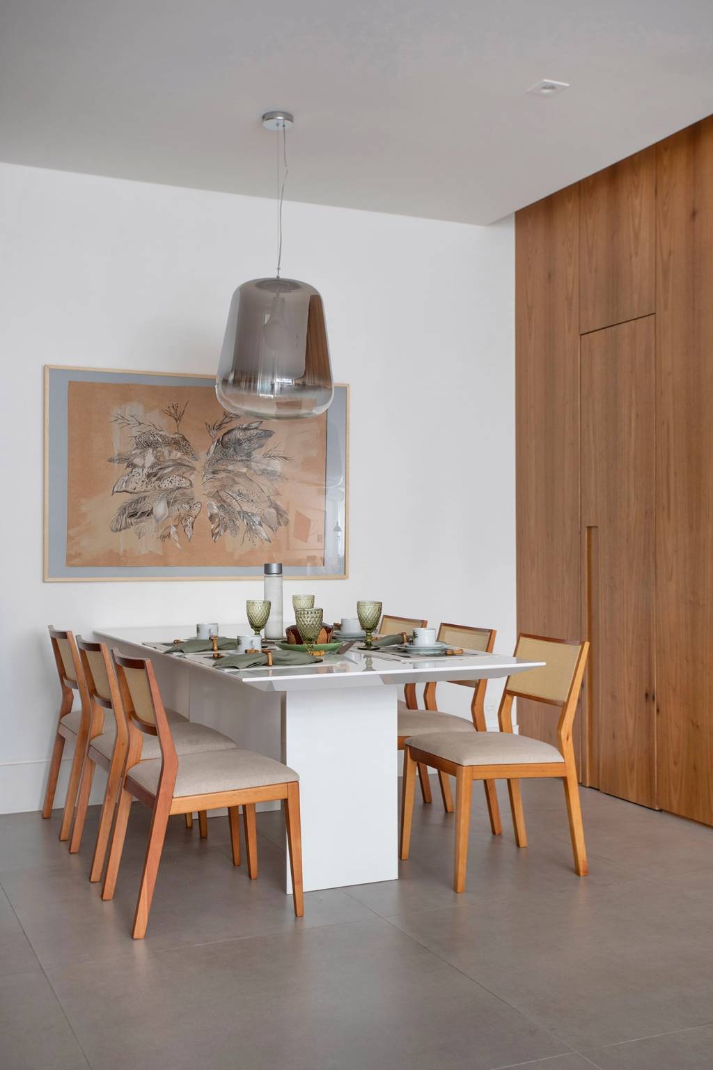 estante-multifuncional-une-bar-aparador-e-mesa-neste-ape-de-160-m²-11 Estante multifuncional une bar, aparador e mesa neste apê de 160 m² Leia mais em: https://casacor.abril.com.br/decoracao/estante-multifuncional-bar-aparador-mesa-ape-160-m2/