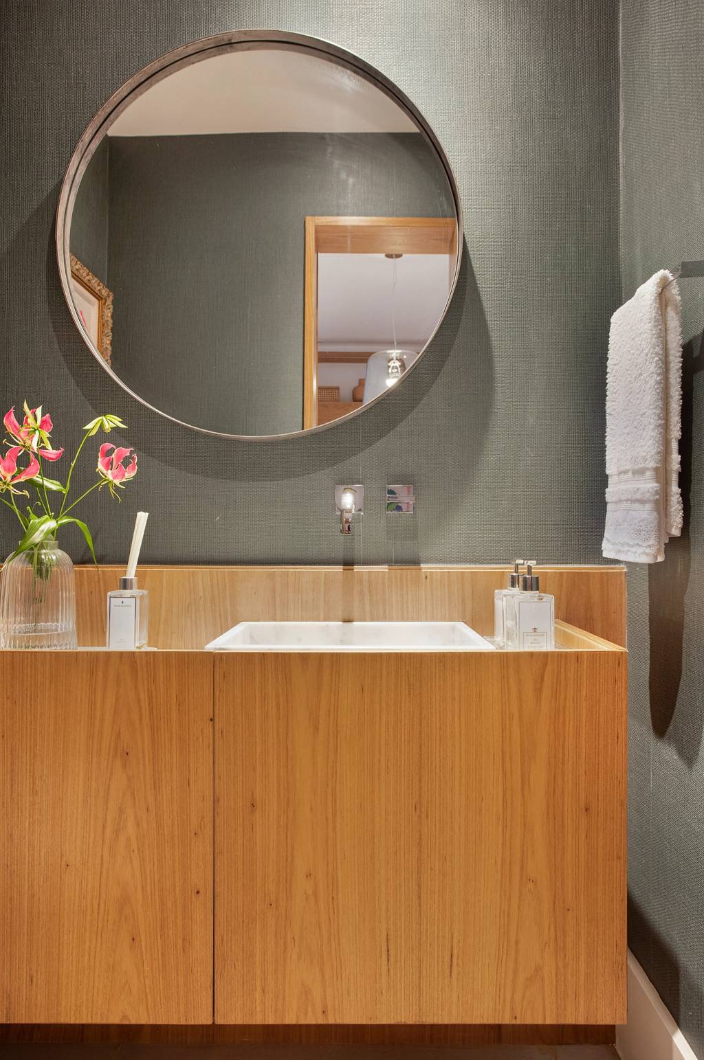 estante-multifuncional-une-bar-aparador-e-mesa-neste-ape-de-160-m²-12 Estante multifuncional une bar, aparador e mesa neste apê de 160 m² Leia mais em: https://casacor.abril.com.br/decoracao/estante-multifuncional-bar-aparador-mesa-ape-160-m2/