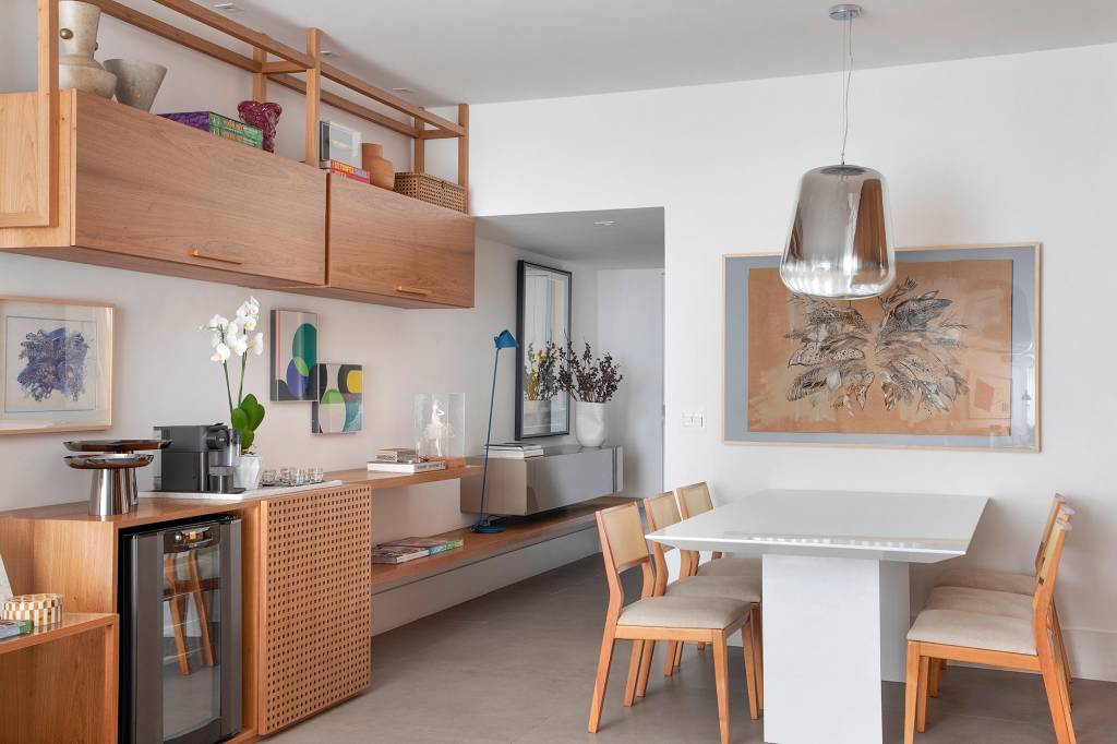 estante-multifuncional-une-bar-aparador-e-mesa-neste-ape-de-160-m²-2 Estante multifuncional une bar, aparador e mesa neste apê de 160 m² Leia mais em: https://casacor.abril.com.br/decoracao/estante-multifuncional-bar-aparador-mesa-ape-160-m2/