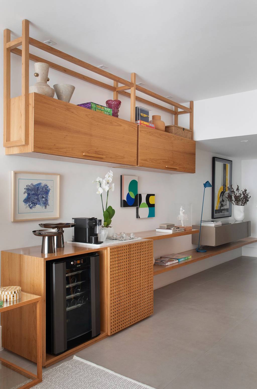 Estante multifuncional une bar, aparador e mesa neste apê de 160 m² Leia mais em: https://casacor.abril.com.br/decoracao/estante-multifuncional-bar-aparador-mesa-ape-160-m2/