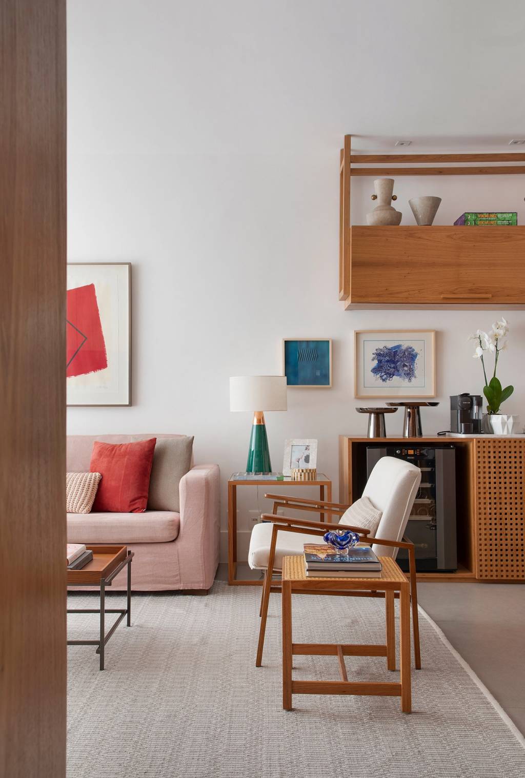 Estante multifuncional une bar, aparador e mesa neste apê de 160 m² Leia mais em: https://casacor.abril.com.br/decoracao/estante-multifuncional-bar-aparador-mesa-ape-160-m2/