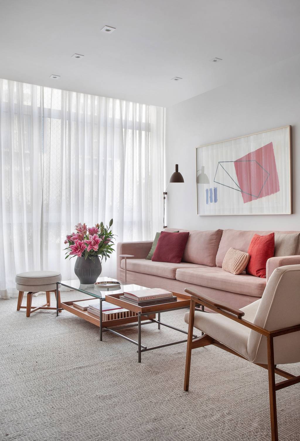 Estante multifuncional une bar, aparador e mesa neste apê de 160 m² Leia mais em: https://casacor.abril.com.br/decoracao/estante-multifuncional-bar-aparador-mesa-ape-160-m2/