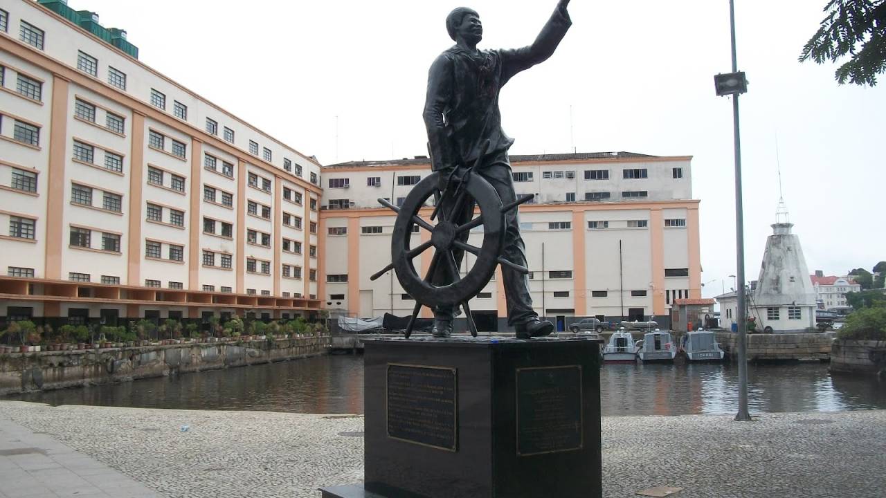 estátua de João Cândido, o Almirante Negro, líder do movimento conhecido como Revolta da Chibata