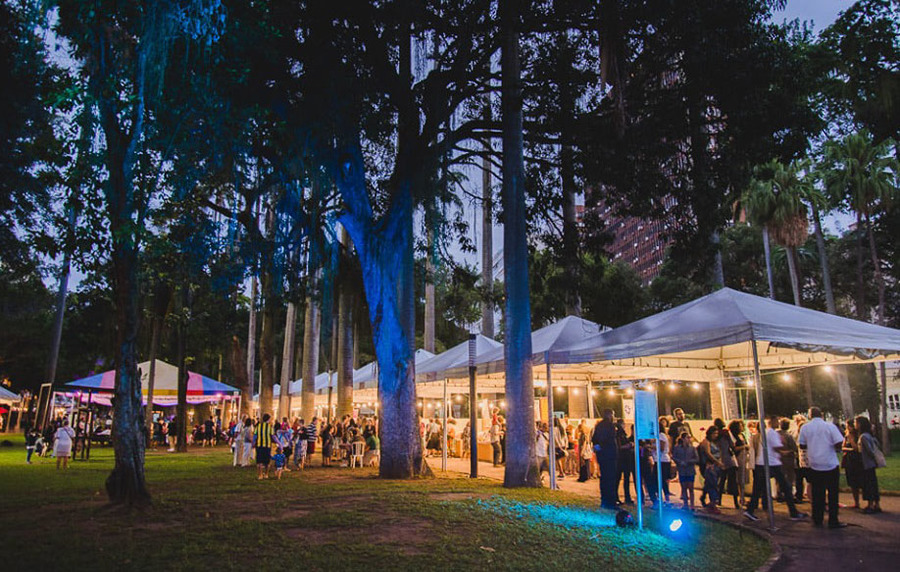 Os jardins do Museu da República com tendas brancas da Primavera dos livros no fim da tarde.