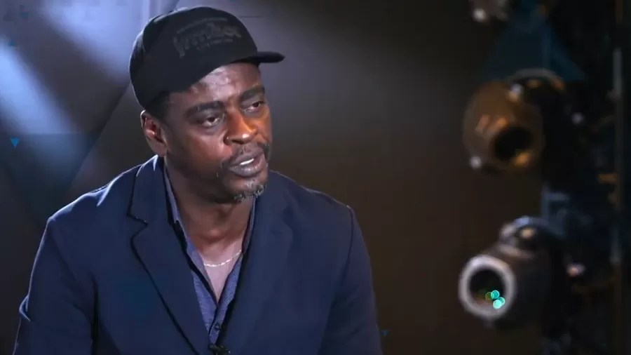 Foto mostra Seu Jorge em entrevista