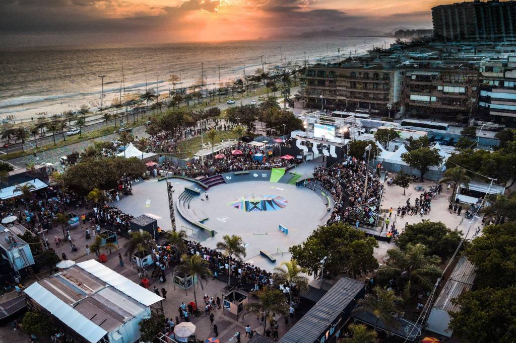 Foto mostra vista aérea da pista de skate da Praça Duó