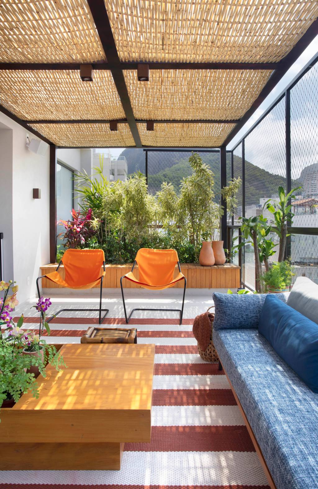 Varanda de cobertura vira jardim com folhagens coloridas e jardineiras