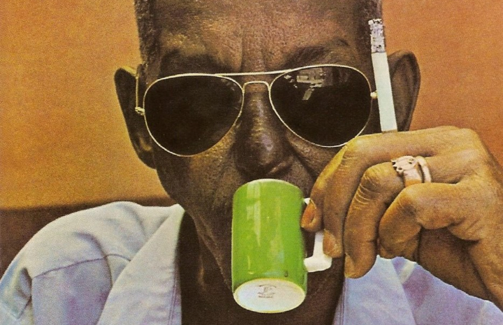 Capa do disco "Verde que te quero rosa", de 1977 -