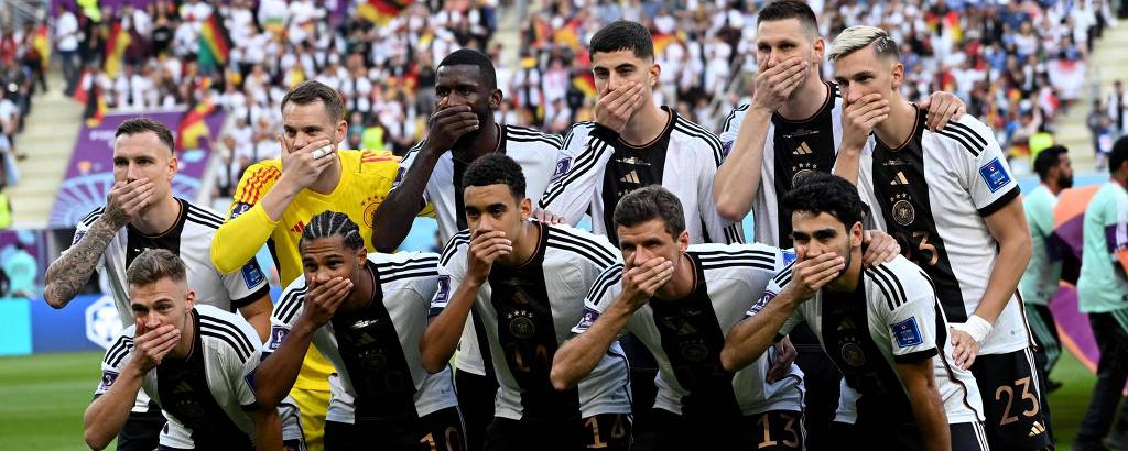 Jogadores protestam na Copa do Mundo levando a mão à boca.