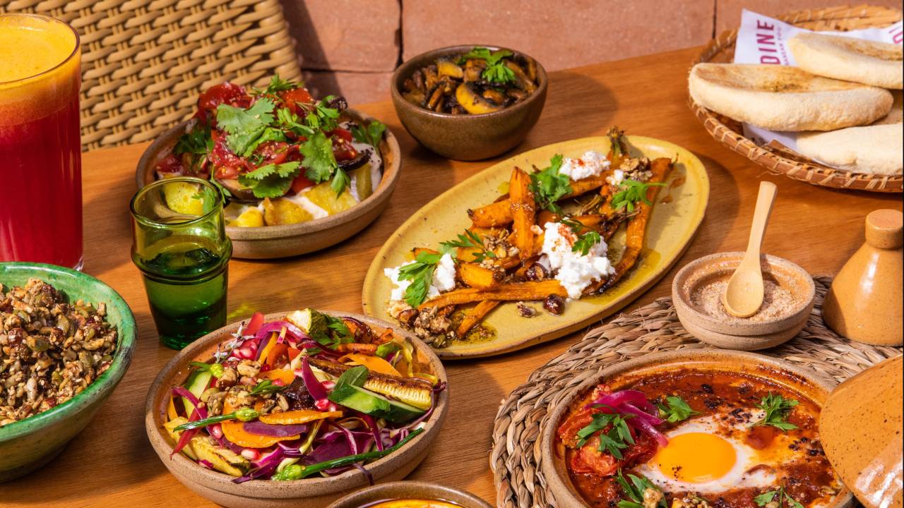 Foto mostra mesa com comidas vegetarianas de culinária árabe