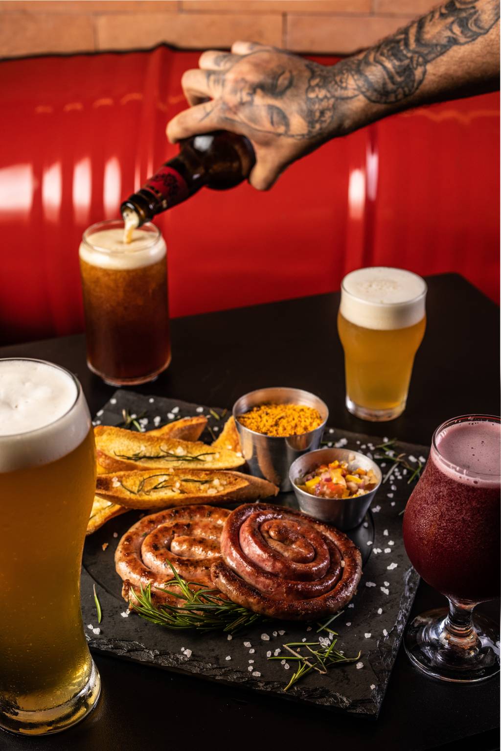 Foto mostra foto de mesa com cervejas e petisco