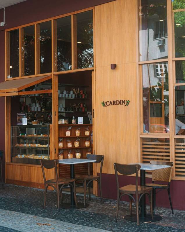 Café Cardin: lojas da cidade bebem na fonte dos estabelecimentos congêneres parisienses
