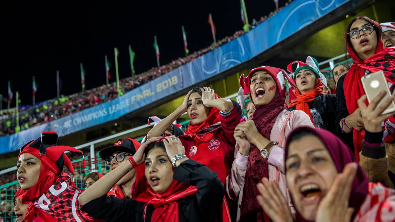 Foto mostra iranianas torcendo em estádio para time de futebol