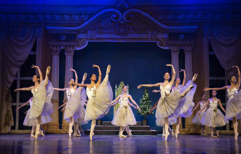 Foto mostra foto de espetáculo com bailarinas usando roupa branca