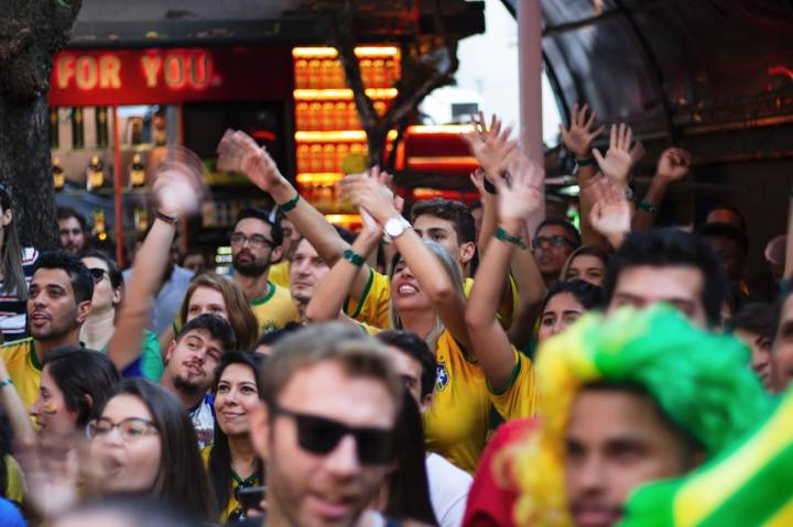 Cerveja e dose de cachaça grátis: bares lançam promoções para jogo do Brasil  na Copa