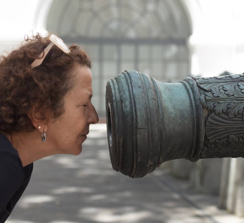 Foto mostra mulher cheirando um canhão