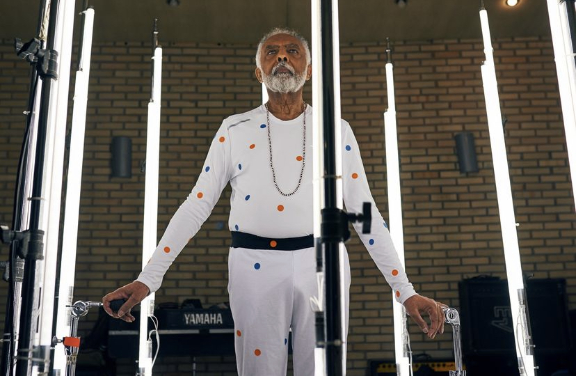 Foto mostra o cantor Gilberto Gil posando para projeto de escaneamento 3D
