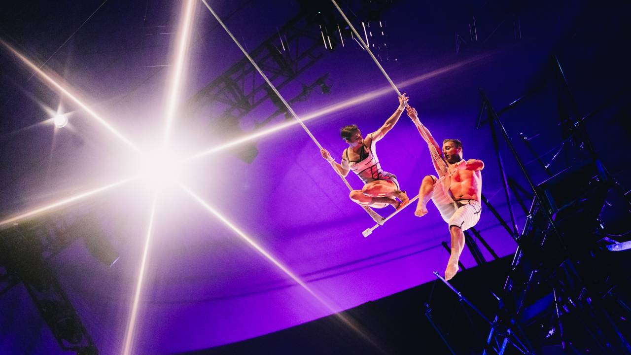 Foto mostra acrobatas em show do Cirque du Soleil
