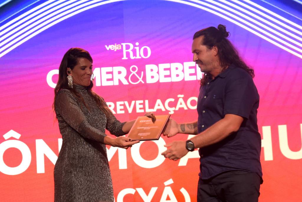 Chef revelação: a editora Fernanda Thedim entrega prêmio ao chef Gerônimo Athuel