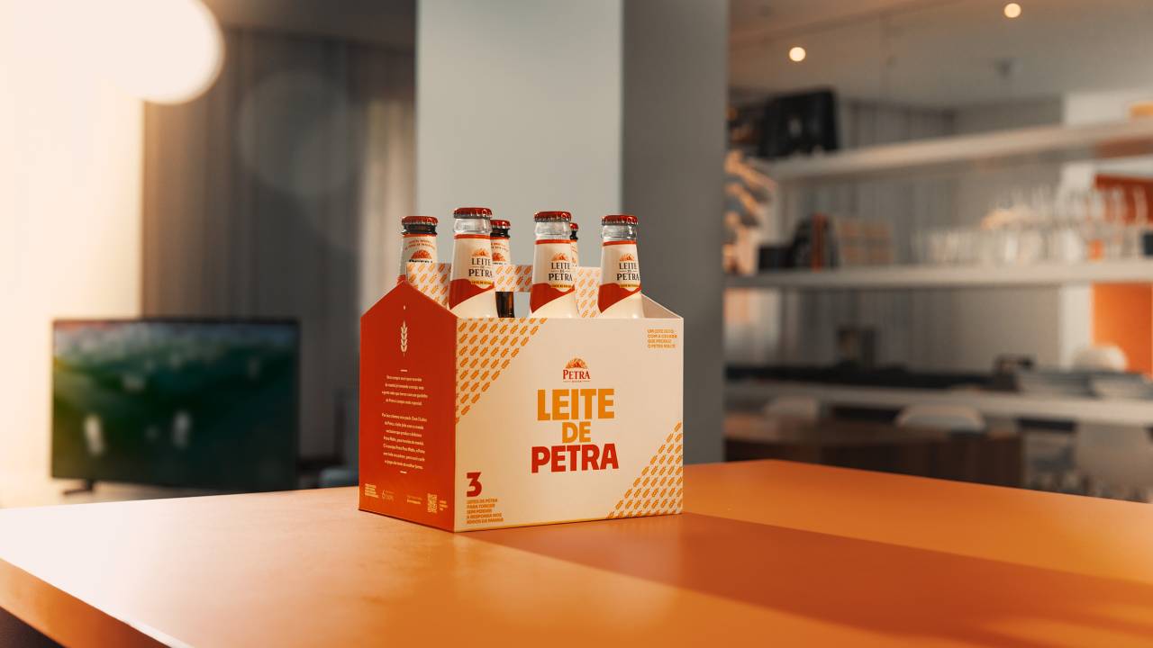 Leite no pack: garrafinhas iguais às da cerveja têm produto feito de cevada