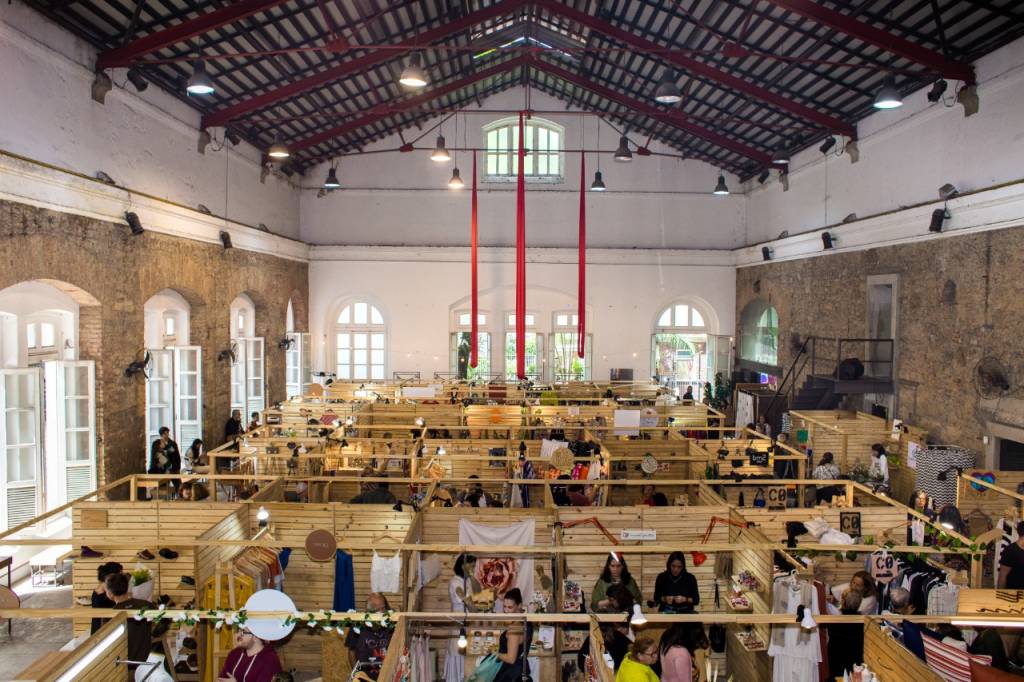 Foto mostra galpão onde acontece feira