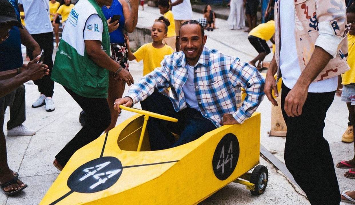 Lewis Hamilton: piloto conheceu o rolimã no Morro da Providência
